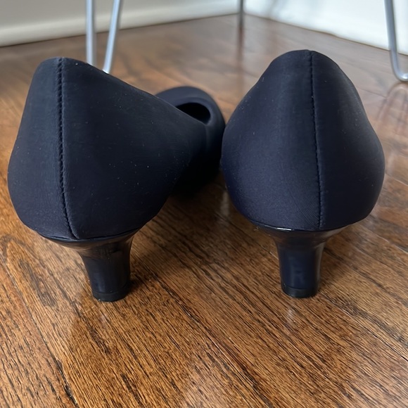 Round toe kitten heel navy blue pumps - Picture 3 of 7